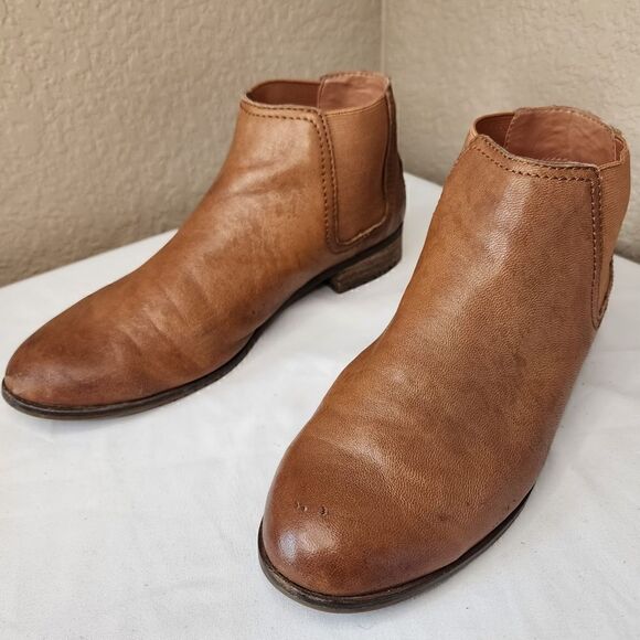 Frye- Carly Chelsea Ankle Camel Leather Pull On Neutral Booties, Size 8M - Picture 1 of 10